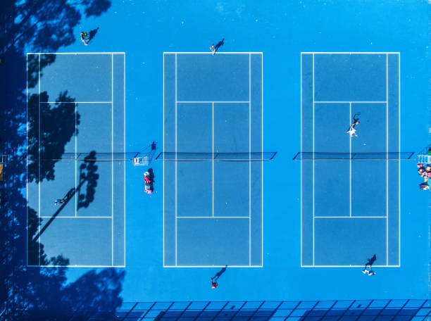 テニス裁判所空撮 - tennis court action toughness ストックフォトと画像