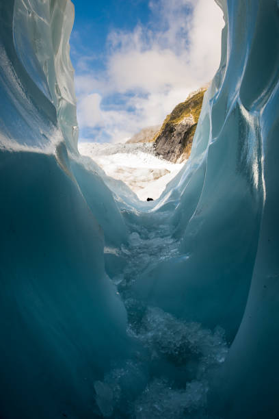 산 빙하에서 얼음 동굴 터널 - ice new zealand cave adventure 뉴스 사진 이미지