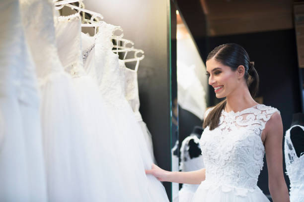 heureuse mariée dans une boutique - wedding bride buying caucasian photos et images de collection