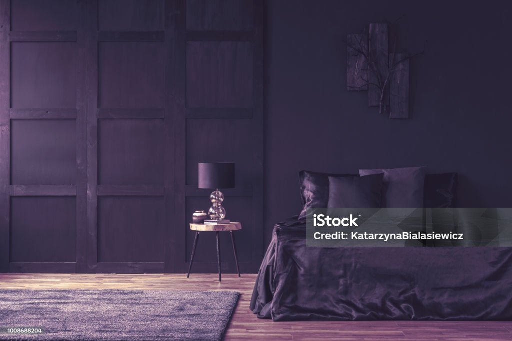 Spazioso interno della camera da letto viola - Foto stock royalty-free di Viola - Colore