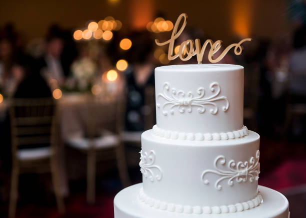 decorativa grande torta nuziale alta fantasia con segno love (clicca per di più) - wedding beach bride groom foto e immagini stock