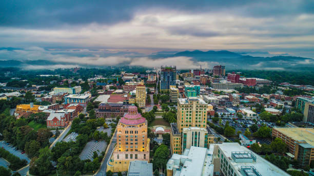 drone aerial centrum asheville north carolina skyline - blue ridge mountains blue ridge parkway north carolina mountain zdjęcia i obrazy z banku zdjęć