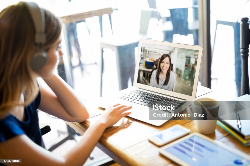 Freelancer with laptop working at cafe - Royalty-free Teletrabalho Foto de stock
