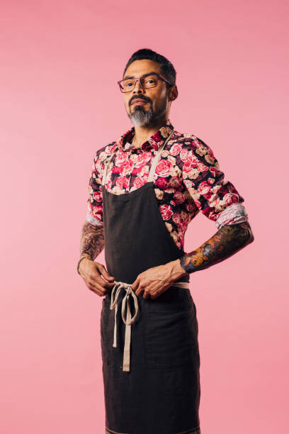 retrato vertical do chef orgulhoso, com tatuagens e mãos na cintura - men sex symbol sensuality human face - fotografias e filmes do acervo