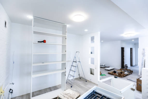 istock Scaffold in a white room with parquet 1008797006