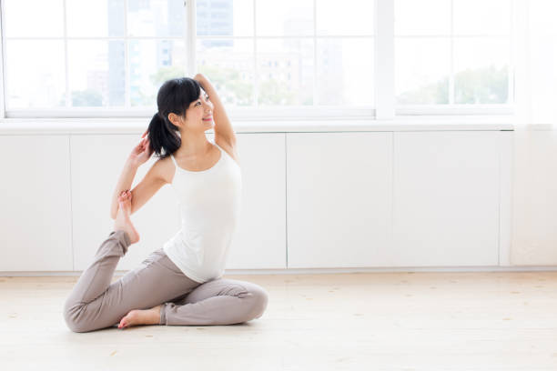 魅力的なアジアの女性の美しさの画像 - yoga woman ストックフォトと画像