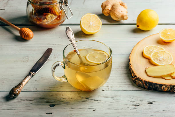tasse tee mit zitrone, honig und ingwer - homewares rustic herbal tea herb stock-fotos und bilder