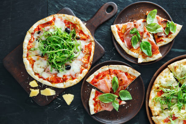 pizza con jamón, oliva y rúcula - mediterranean cuisine mediterranean culture food bread fotografías e imágenes de stock