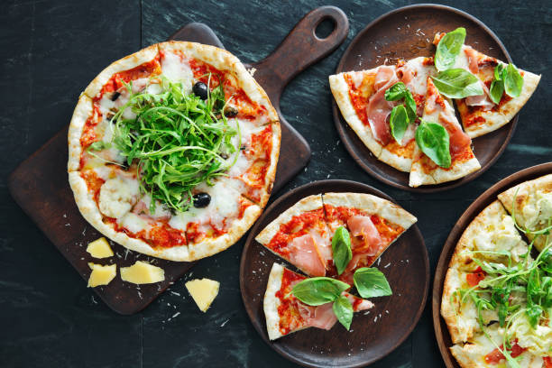 pizza con prosciutto, oliva e rucola - eggplant parmesan cheese baked cheese foto e immagini stock