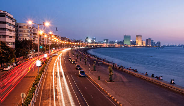 panorámica vista de marine drive al atardecer, mumbai, india - mumbai fotografías e imágenes de stock