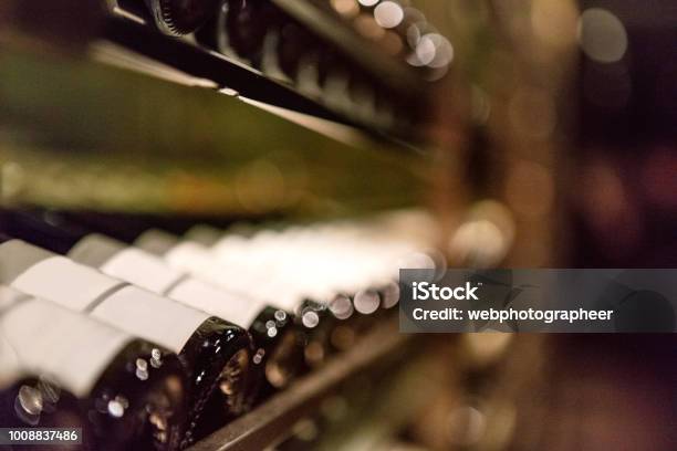 Weinflaschen Auf Dem Display Stockfoto und mehr Bilder von Luxus - Luxus, Wein, Einkaufen