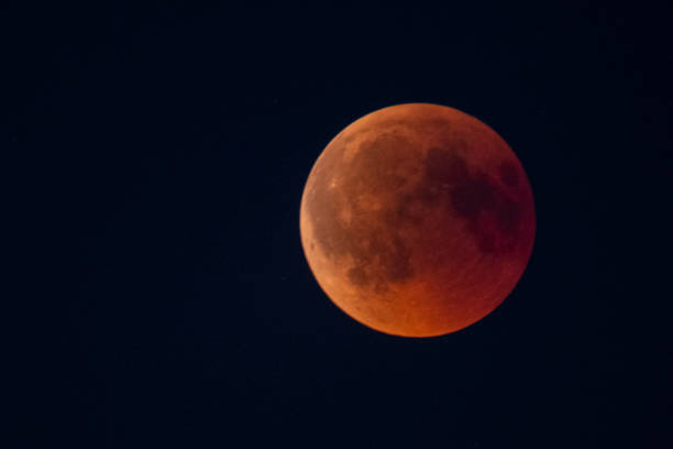 kanlı ay 2018 - tam ay tutulması gece gökyüzünde - uzay ve astronomi stok fotoğraflar ve resimler