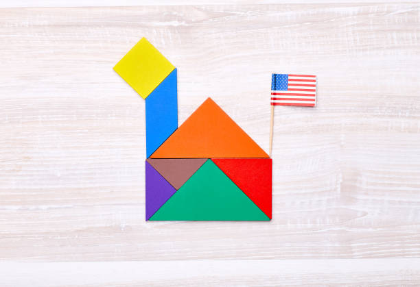 上記のアメリカの国旗の木製テーブルの上の家の形にタングラムの図形 - art piece ストックフォトと画像