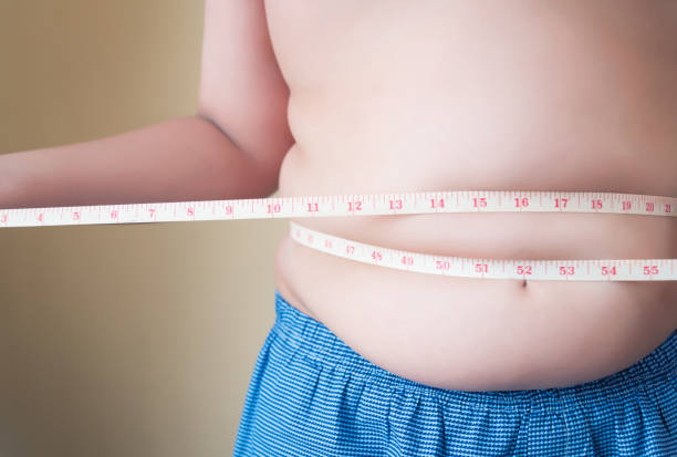 ragazzo grasso con controllo sovrappeso - belly button foto e immagini stock