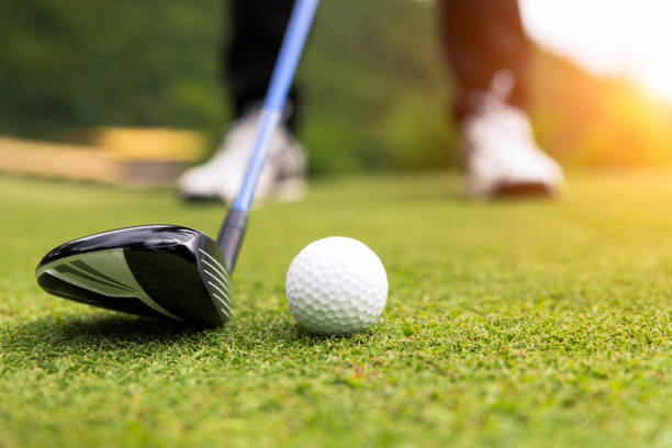 golf ball on green grass ready to be struck at golf club - tee golf golf club ball imagens e fotografias de stock