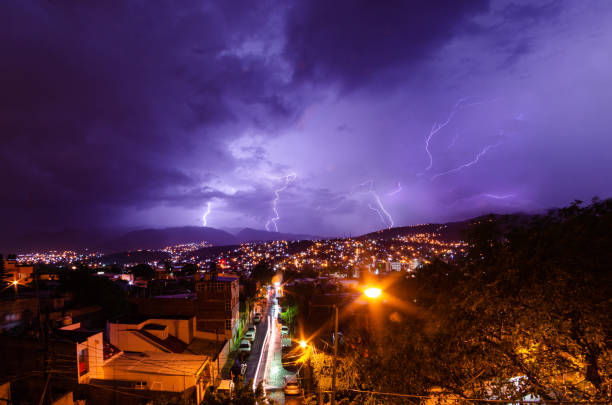 tempestade de iluminação sobre uma cidade - lightning strike - fotografias e filmes do acervo