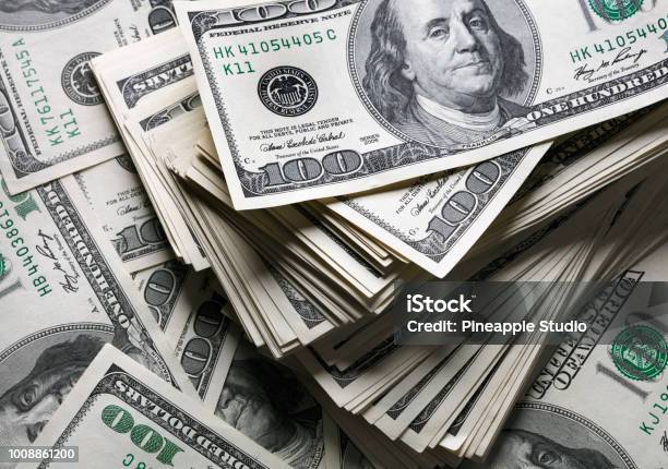Pila De Billetes De Cien Dólares Foto de stock y más banco de imágenes de Billete de dólar estadounidense - Billete de dólar estadounidense, Símbolo del dólar, Dinero