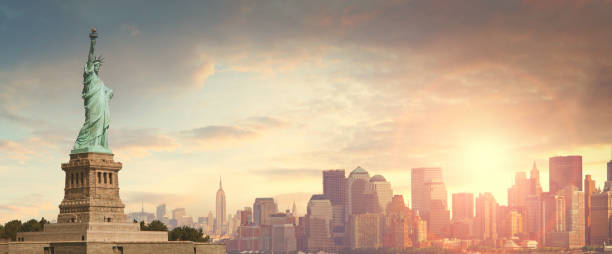 statue de la liberté et manhattan à new york city - new york city panoramic statue of liberty skyline photos et images de collection