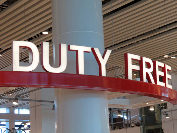 знак "duty free" в здании аэропорта - duty free стоковые фото и изображения