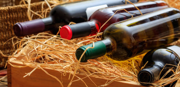 istock Red, rose and white wine bottles on straw 1008885226