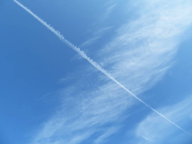 cielo blu con nuvole di cirro bianco e pista jet dell'aereo - vapor trail cirrus sky cloudscape foto e immagini stock