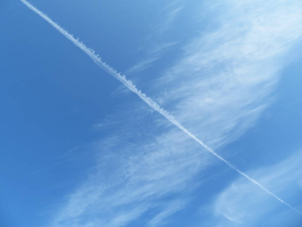푸른 하늘 흰 촉 모 구름과 비행기 제트 흔적 - vapor trail cirrus sky cloudscape 뉴스 사진 이미지