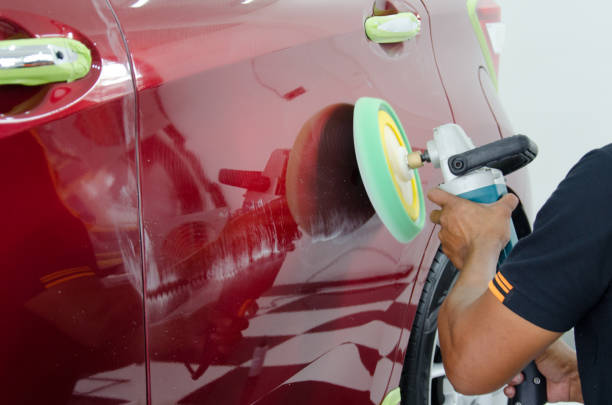 istock Machine polishing cars 1008897298