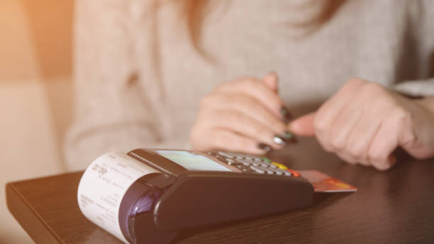 pago sin dinero en efectivo. una mujer paga en una cafetería a través del terminal - dinner currency table business fotografías e imágenes de stock