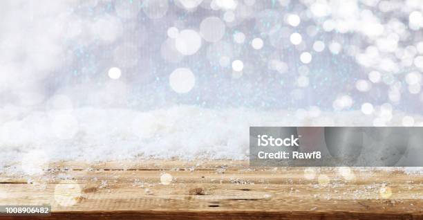 Holzoberfläche Verschneite Weihnachten Hintergrund Stockfoto und mehr Bilder von Winter - Winter, Bildhintergrund, Tisch