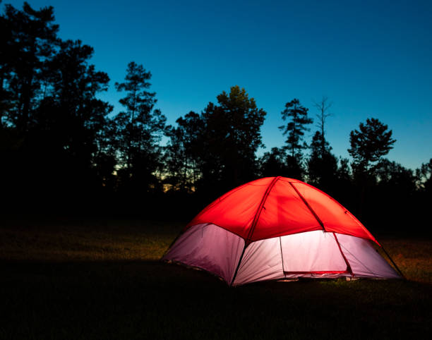 carpa iluminada justo después del atardecer - tent camping dome tent single object fotografías e imágenes de stock
