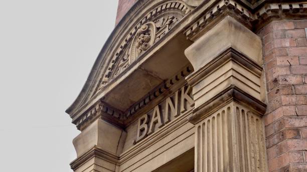 bank doorway - bank financieel gebouw fotos stockfoto's en -beelden