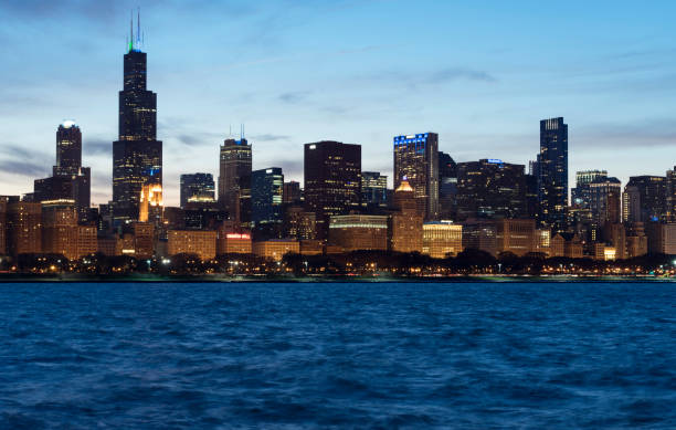 istock Beautiful Chicago city skyline 1008950324