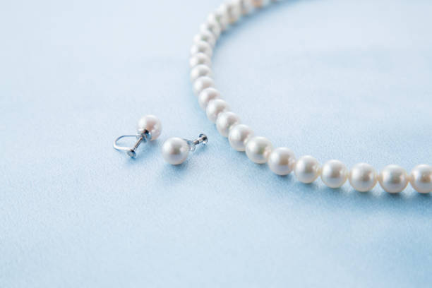 perle halskette und ohrringe - pearl necklace earring jewelry stock-fotos und bilder