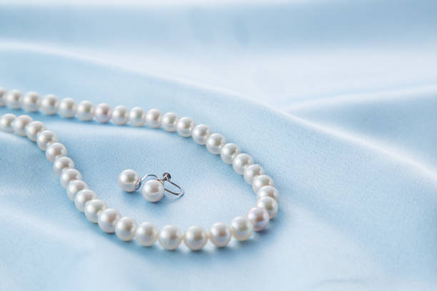 pearl necklace y pendientes de - pearl jewelry wedding necklace fotografías e imágenes de stock