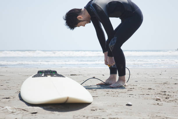 istock Male surfer preparing for surfing 1008988206