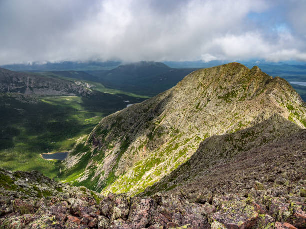 cume da montanha e vale, trilha de borda da faca, katahdin, maine - knife edge - fotografias e filmes do acervo