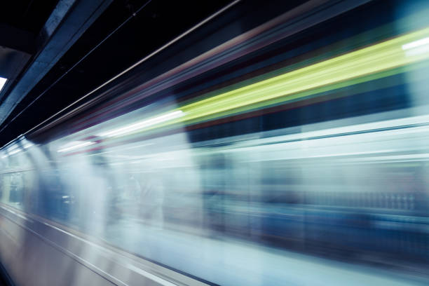 desfoque de movimento do trem do metrô de nyc - train blurred motion nobody subway train - fotografias e filmes do acervo