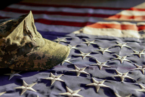 bandiera americana e berretto di un soldato - soldier hat foto e immagini stock