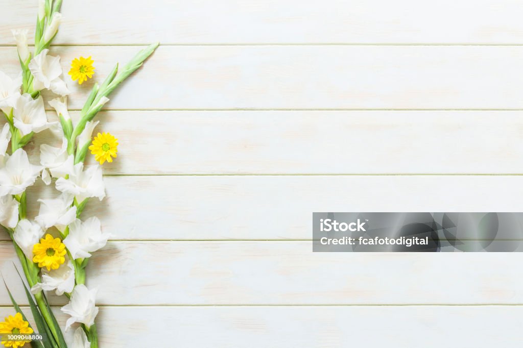 Fondo De Flores Blancas Y Amarillas Foto de stock y más banco de imágenes de Mesa - Mueble - Mesa - Mueble, Flor, Primavera - Estación - iStock Fondo De Flores Blancas Y Amarillas Foto de stock y más banco de imágenes de Mesa - Mueble - Mesa - Mueble, Flor, Primavera - Estación - iStock