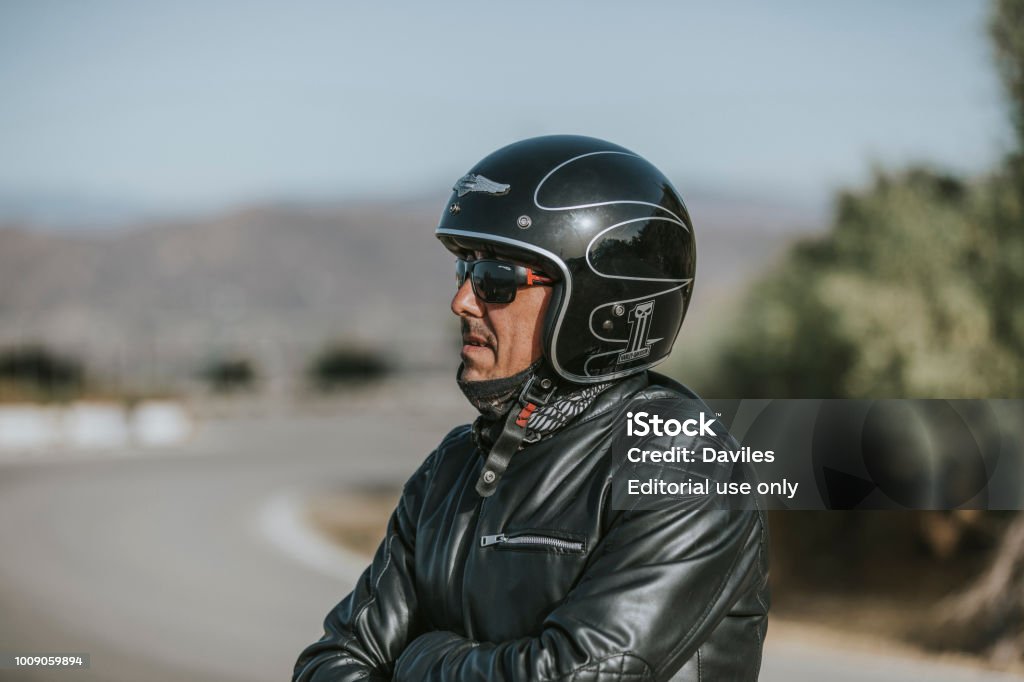 Uomo Con Casco Harley Davidson Su Una Giacca Di Pelle Nera In Piedi E In  Attesa Durante La Concentrazione Della Moto - Fotografie stock e altre  immagini di Adulto - iStock