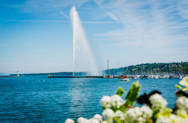 istock Jet d'Eau fountain on Leman lake 1009060346
