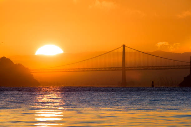 bay bridge mit aufgehenden sonne san francisco - bay bridge bridge california dawn stock-fotos und bilder