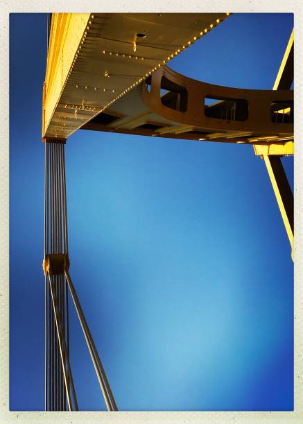 détail du pont avec un ciel bleu - steel photography vertical pittsburgh pennsylvania photos et images de collection