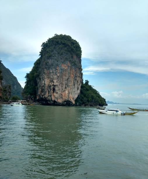 istock Island in the sea 1009111242
