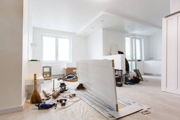 새로운 주택 현대 아파트에 설치 도어 개조 - repairing floor glue wood 뉴스 사진 이미지