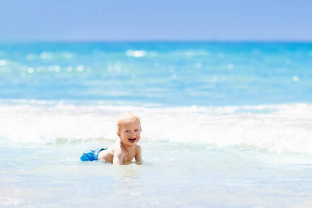 niño en playa tropical. vacaciones con niños en mar. - child dancing preschooler outdoors fotografías e imágenes de stock