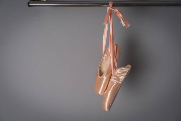 paio di scarpe a punta ballerina su sfondo colorato - ballerino in punta di piedi foto e immagini stock