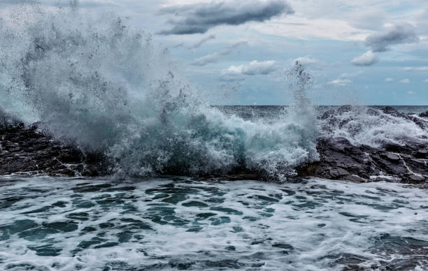 fala oceanu rozbija się o skały - rugged coastline zdjęcia i obrazy z banku zdjęć