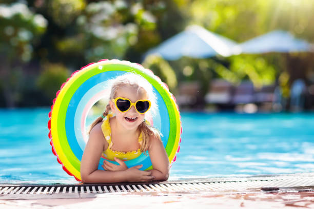 dziecko w basenie. dzieci pływają. zabawa w wodzie. - inflatable ring obrazy zdjęcia i obrazy z banku zdjęć