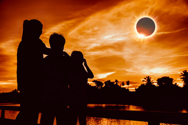 natural phenomenon. three person looking at total solar eclipse. - kd imagens e fotografias de stock
